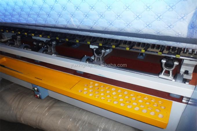 Одеяла иглы высокоскоростного компьютера Yuxing multi выстегивая цену машины с прибором вырезывания края